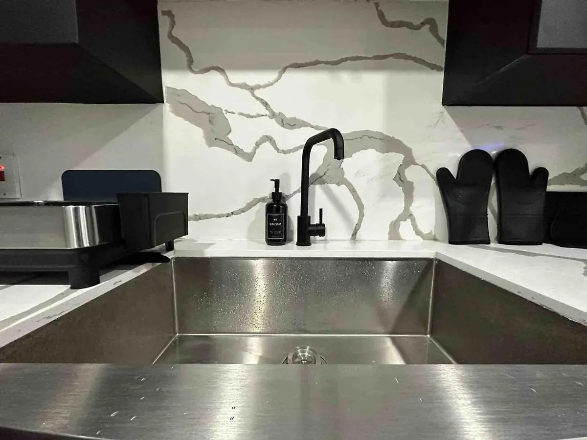 Luxury Condo - Pool In Kingston - G28 דירה